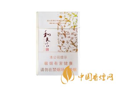 2020白沙和天下價(jià)格表和圖片 2020和天下香煙是白沙牌香煙中的一種，說起和天下香煙，相信大家都認(rèn)識(shí)，和天下是高端香煙品牌,隸屬于湖南中煙工業(yè)有限責(zé)任公司，那么，2020年白沙和天下多少錢一包呢?趕緊來看看吧!  和天下香煙  和天下香煙時(shí)尚大氣的包裝　簡潔流暢的線條　以紫色為主色調(diào)的搭配　無一不顯示出和天下的不凡紫色在中國傳統(tǒng)里是尊貴的顏色，如北京故宮又稱為“紫禁城”亦有所謂“紫氣東來” 口感上此款雅香綿滑，香氣醇和，余味純凈，實(shí)屬難得一見的神品啊!  系列產(chǎn)品  和天下(尊尚中支)  類型： 烤煙型  煙氣煙堿量： 0.0 mg  煙長： 84 mm  過濾嘴長： 25 mm  包裝形式： 條盒硬盒  單盒支數(shù)： 20  銷售形式： 國產(chǎn)內(nèi)銷  生產(chǎn)狀態(tài)： 待上市  備注： 白沙和天下尊尚中支  和天下(尊尚5000)  類型： 烤煙型  煙氣煙堿量： 0.0 mg  煙長： 88 mm  過濾嘴長： 25 mm  包裝形式： 條盒硬盒  單盒支數(shù)： 20  銷售形式： 國產(chǎn)內(nèi)銷  生產(chǎn)狀態(tài)： 已上市  備注： 白沙和天下尊尚5000  白沙(硬和天下雙中支)  單盒參考價(jià)： 90 元  條盒參考價(jià)： 900 元  條盒批發(fā)價(jià)： 763.2 元  小盒條形碼： 6901028204798  條包條形碼： 6901028204804  白沙(和天下天下韶山)  單盒參考價(jià)： 100 元  條盒參考價(jià)： 1000 元  小盒條形碼： 6901028196925  條包條形碼： 6901028196932  白沙(軟和天下檀香)  單盒參考價(jià)： 100 元  條盒參考價(jià)： 1000 元  條盒批發(fā)價(jià)： 763.2 元  白沙(和天下細(xì)支)  單盒參考價(jià)： 100 元  條盒參考價(jià)： 1000 元  條盒批發(fā)價(jià)： 720.8 元  小盒條形碼： 6901028196048  條包條形碼： 6901028196055  白沙(軟和天下)  單盒參考價(jià)： 100 元  條盒參考價(jià)： 1000 元  條盒批發(fā)價(jià)： 720.8 元  小盒條形碼： 6901028196017  條包條形碼： 6901028196024  白沙(和天下)  單盒參考價(jià)： 100 元  條盒參考價(jià)： 1000 元  條盒批發(fā)價(jià)： 848 元  小盒條形碼： 6901028196925  條包條形碼： 6901028196932  通過以上的信息可以了解到2020年白沙和天下的價(jià)格，以上就是香煙網(wǎng)為您提供的關(guān)于2020白沙和天下價(jià)格表和圖片，白沙和天下多少錢一包?的信息，想要了解更多的信息請來關(guān)注香煙網(wǎng)吧!白沙和天下多少錢一包？
