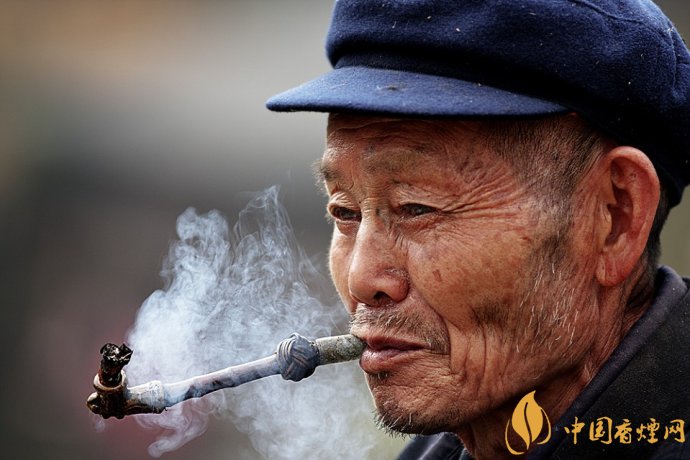 旱煙和煙卷哪個(gè)危害大，旱煙袋很有講究