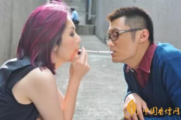 香煙夾耳朵上是怎么來的，耳夾煙是男人的專利