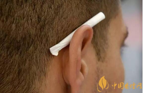 香煙夾耳朵上是怎么來的，耳夾煙是男人的專利